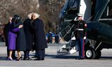 In Washington D.C. zijn Joe Biden en zijn vrouw Jill uitgezwaaid door zijn opvolger Donald Trump en first lady Melania.