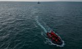 Een rubberboot met migranten op het Kanaal, op 6 augustus  vorig jaar op weg naar de Britse kust.  