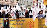 Demonstranten bij de rechtbank in Stockholm op de eerste dag van de rechtszaak tegen  Hamid Noury, die beschuldigd wordt van executies in Iran in 1988.