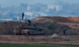 Israëlische soldaten op een tank bij de grens met Gaza.  