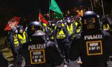 Demonstranten naderen zaterdag de congreshal in het Duitse Riesa waar het AfD-congres wordt gehouden. 