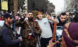 Syriërs maken foto’s met rebellen in Homs. Foto Al Baraa Haddad