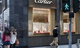 Een etalage met Cartier-horloges in Hongkong. 