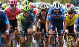 Het peloton aan het begin van de vierde etappe van de Ronde van het Baskenland, donderdag 4 april 2024. In het roze: Sean Quinn. In het zwart: Remco Evenepoel. In het geel: Jonas Vingegaard.