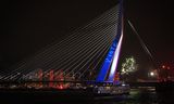 Tijdens de jaarwisseling werden op de Erasmusbrug in Rotterdam teksten geprojecteerd als ‘White Lives Matter’ en ‘Vrolijk Blank 2023’.