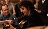 Bob Dylan (Timothée Chalamet), onder met vriendin Sylvie (Elle Fanning). Foto’s Searchlight Pictures