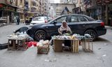 Een Soedanese vrouw verkoopt levensmiddelen in de stad Giza in Egypte. De vluchtelingen uit Soedan en ook uit Gaza verblijven veel in steden in Egypte. 