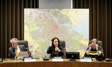 De Amsterdamse burgemeester Femke Halsema, hoofdofficier van justitie René de Beukelaer (links) en politiechef Peter Holla voorafgaand aan de persconferentie over de politiecijfers.
