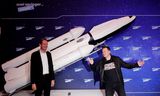 Elon Musk, eigenaar van SpaceX, en bestuursvoorzitter Mathias Döpfner (links) van het Axel Springer concern, op 1 december 2020 in Berlijn, bij de uitreiking van de Axel Springer Award aan Musk. Foto Hannibal Hanschke-Pool/Getty Images)  
