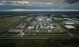 Een dronefoto van het aanmeldcentrum in Ter Apel. De IND ziet enkel ruimte om te bezuinigen als de politiek „meer rust en stabiliteit” in de asielopvang brengt.