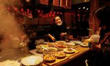 De omzet in de Chinese horeca loopt sterk terug, veel zaken die de coronapandemie nog net overleefden, sluiten. Foto Tingshu Wang/Reuters 
