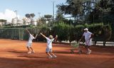 Mattia Maselli (11) en Antonio Fenicia (11, rechts) tijdens een training met hun coach Fabrizio Fanucci op tennisclub Parioli in Rome. 