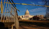 Het Amerikaanse Capitool is afgezet met politielint, om het publiek van het terrein te houden tijdens het afbreken van de tribunes van de inauguratie van Trump. Foto Ken Cedeno/Reuters 