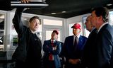 Elon Musk leidt aankomend president Trump rond in zijn bedrijf SpaceX, november 2024.   