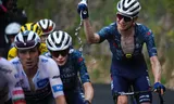 Vorig jaar reed Wilco Kelderman (rechts) nog voor Visma-Lease a Bike in de Tour de France. De Deense kopman Jonas Vingegaard (midden) gaat nu zonder Nederlandse ploegmaten de Tour in.Foto Daniel Cole / AP