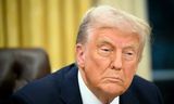 Trump na het tekenen van het decreet.