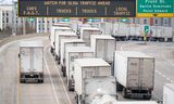 File van vrachtwagens die de grens tussen Canada en de VS willen passeren bij Blue Water Bridge, ten noorden van de stad Detroit. 