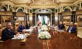 De Amerikaanse minister van Buitenlandse Zaken Marco Rubio (tweede van links) zit in Riad tegenover zijn Russische collega Sergej Lavrov.  Foto Evelyn Hockstein/Pool Photo via AP
