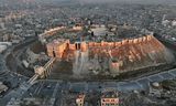 Op deze luchtfoto is de citadel van Aleppo te zien. De citadel en de omgeving zijn ernstig beschadigd geraakt in de Syrische burgeroorlog. 