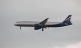 Een Airbus A321-211 van het Russische Aeroflot. De luchtvaartmaatschappij bemachtigde via India spullen uit Alphen aan den Rijn en Lijnden. 