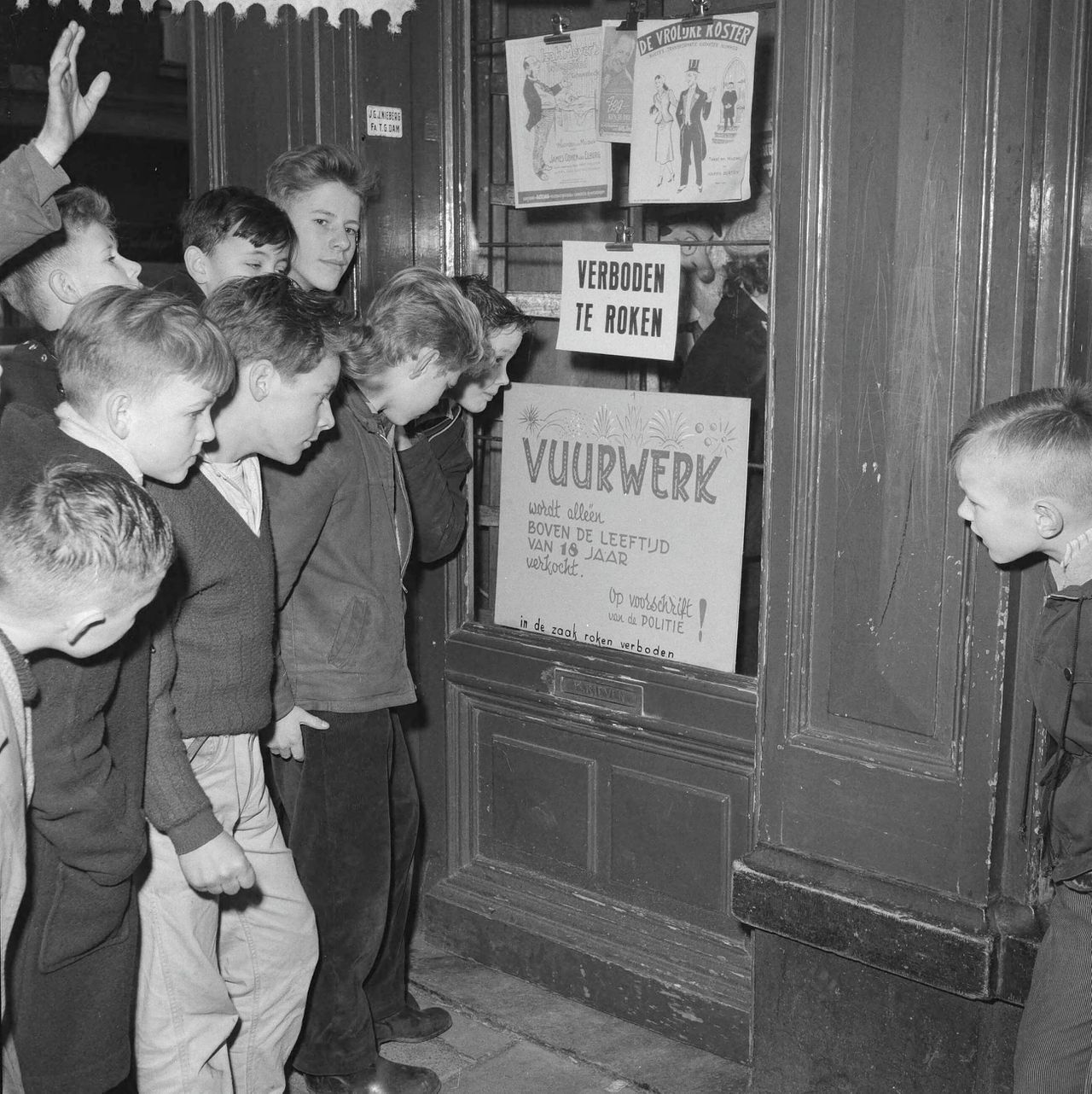 Drukte bij een vuurwerkverkooppunt in 1959. Foto Herbert F. Behrens/Archief Fotocollectie Anefo