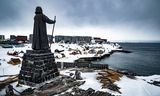 Het standbeeld van Hans Egede in Nuuk. Hij was een Deens-Noorse Lutherse missionaris die op zending ging naar Groenland. 