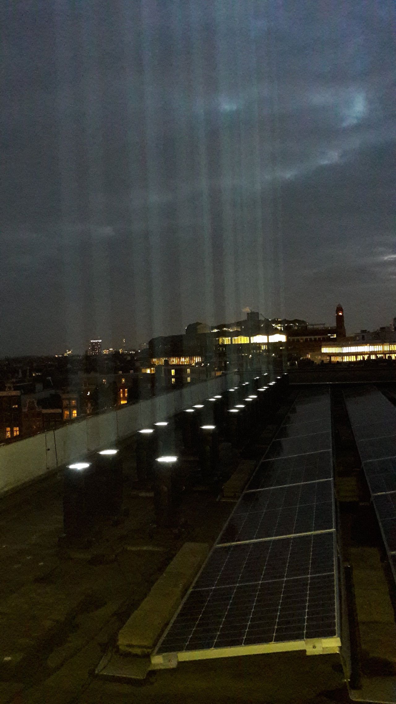 Mysterieuze lichtbundels boven Amsterdam eindigen op een onmogelijke manier