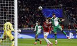 Feyenoorder Julian Carranza kopt van dichtbij raak en scoort de 1-1 tegen AC Milan. 