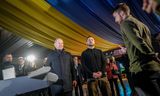 De Duitse bondskanselier Olaf Scholz en de Oekraïense president Volodymyr Zelensky bekijken drones in Kyiv op 2 december. 