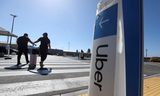 Uber is een Amerikaans bedrijf dat goedkoop taxiritten aanbiedt, die in veel landen ook worden uitgevoerd door mensen zonder taxivergunning.
