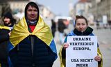 Demonstranten in München, 15 februari. Op het bord staat ‘Oekraïne verdedigt Europa, de VS niet meer’.   