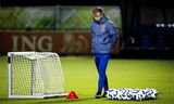 Bondscoach Andries Jonker tijdens de training na afloop van zijn persconferentie afgelopen maandag in Zeist. 