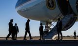 De Amerikaanse president Joe Biden gaat donderdag aan boord van een vliegtuig, onderweg naar Berlijn. Foto Andrew Caballero-Reynolds/AFP 
