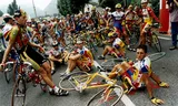 Het peloton, met de Nederlandse TVM-ploeg voorop, stapt af tijdens een etappe in de Tour de France van 1998 uit protest tegen het optreden van de Franse justitie, die de jacht op dopegebruikers heeft geopend.