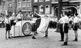 Vlagceremonie van de Nederlandse Jeugdstorm op  de Elandgracht in Amsterdam.