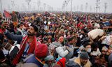 Bezoekers van de Maha Kumbh Mela drommen samen op de eerste dag van het spirituele festival waar in 45 dagen zo’n 400 miljoen hindoes worden verwacht.