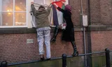 Pro-Palestijnse actiegroepen houden  een lawaaiprotest bij  de Universiteit van Amsterdam. 