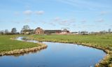 Biologisch melkveebedrijf De Eenzaamheid en de twee naastgelegen boerderijen Boterhuis en de Lakenvelder boerderij Boterhuispolder werken nauw samen om onder meer biologische kaas te maken en ruimte te scheppen voor weidevogels als de grutto. Vorige week werd duidelijk dat de pacht van de Boterhuispolder niet wordt verlengd. 