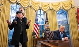 Elon Musk, baas van Tesla en SpaceX, en zijn zoon X Æ A-Xii sluiten zich aan bij de Amerikaanse president Donald Trump terwijl hij uitvoerende bevelen ondertekent in het Oval Office. 