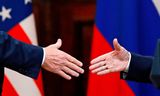 De Amerikaanse  president Donald Trump schudt de hand van de Russische president Vladimir Poetin op een bijeenkomst in Helsinki in juli 2018. 