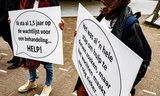 Demonstrant voor ingang Kamer.