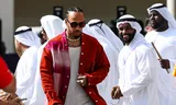 Lewis Hamilton wandelt het circuit op in Abu Dhabi. 