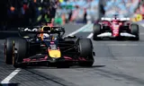 Max Verstappen rijdt in zijn nieuwe Red Bull de pits uit tijdens de vrije training in Melbourne.Foto Mark Peterson/Reuters 