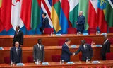 De Chinese president Xi Jinping begroet donderdag William Ruto, president van Kenia, bij de opening van de China-Afrika-top in Beijing. 