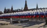 Russisch vlagvertoon voor het Kremlin in Moskou, eind februari.  Foto Yuri Kochetkov/EPA