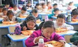 Kinderen lunchen op een basisschool in de Tibetaanse hoofdstad Lhasa. Veel kleuters worden  echter naar kostscholen gestuurd, waar ze Chinees leren. 