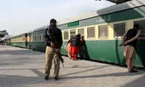 Archiefbeeld. Een Pakistaanse beveiliger houdt de wacht bij een treinstation nadat het treinverkeer weer is gestart na een zelfmoordaanslag in 2024 in Quetta, de hoofdstad van Beloetsjistan. 