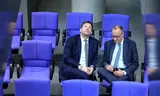 SPD-leider Lars Klingbeil (links) en CDU-leider Friedrich Merz overleggen in de Bondsdag, 13 maart.   