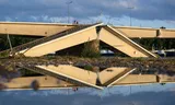 Dresden, september 2024: delen van de gedeeltelijk ingestorte Carola-brug liggen in het water van de Elbe. 