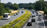 De A30 bij Lunteren, met bloeiende bloemen in de middenberm. 